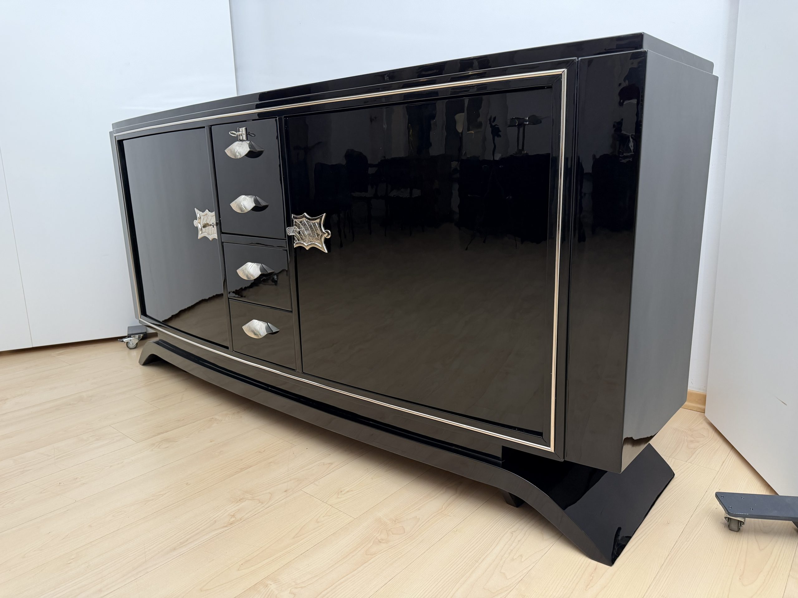 Art Deco Sideboard, Schwarzlack und Chrom.16