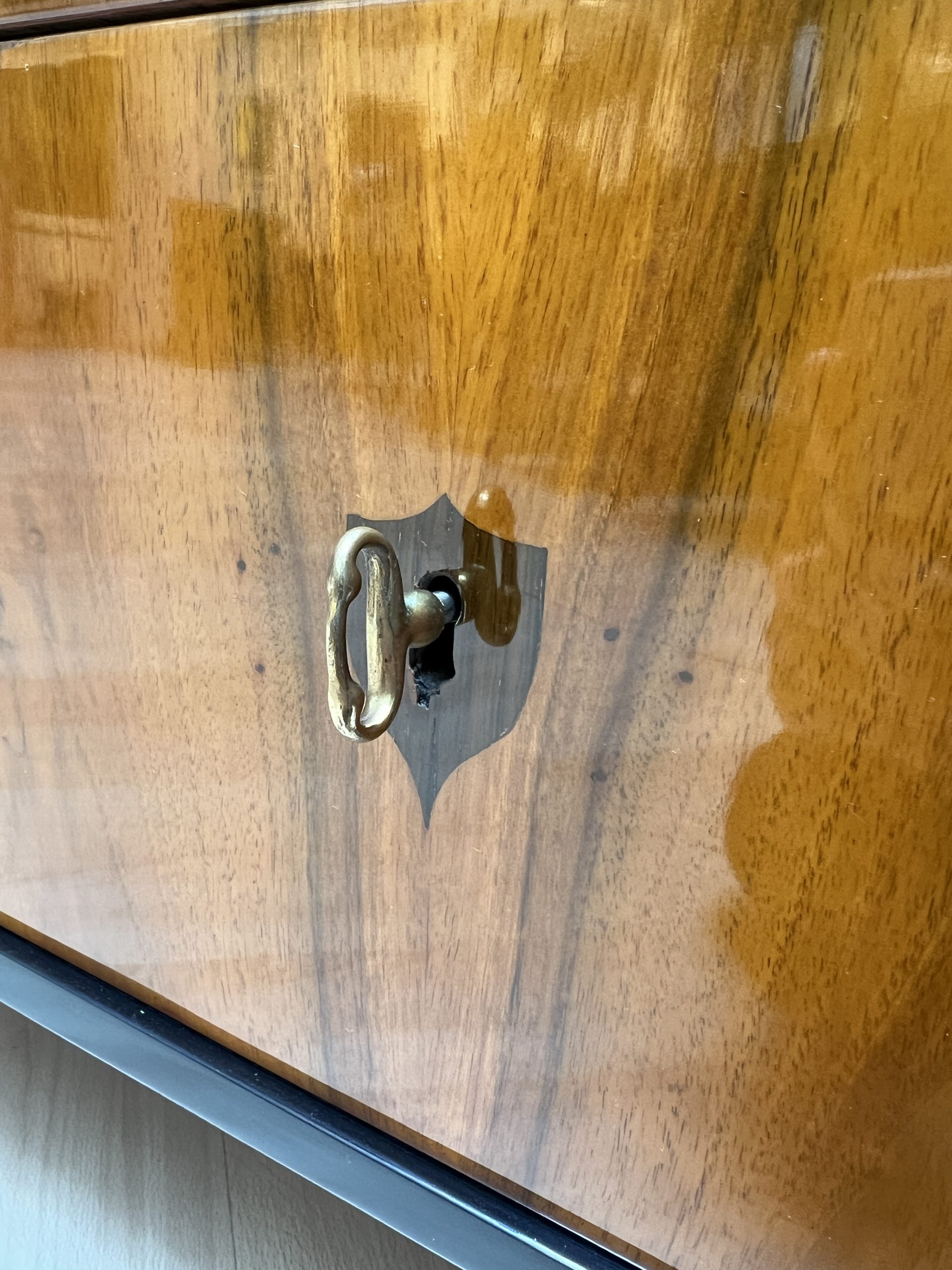 Ebenholz Schlüsselwappen an Empire Kommode