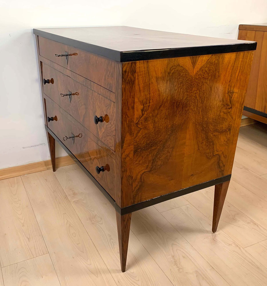 Kleine-Biedermeier-Kommode,-Nussbaum,-3-schübig-3 BM-KO-426 SÜDWESTDEUTSCHLAND UM 1820
