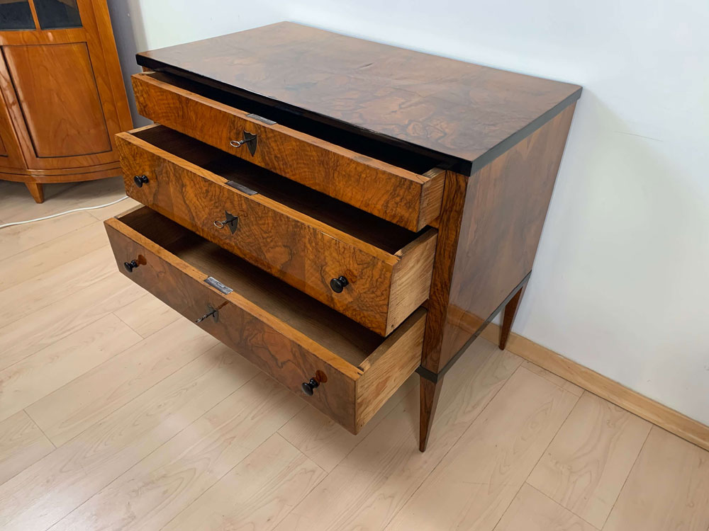 Kleine-Biedermeier-Kommode,-Nussbaum,-3-schübig-4 BM-KO-426 SÜDWESTDEUTSCHLAND UM 1820