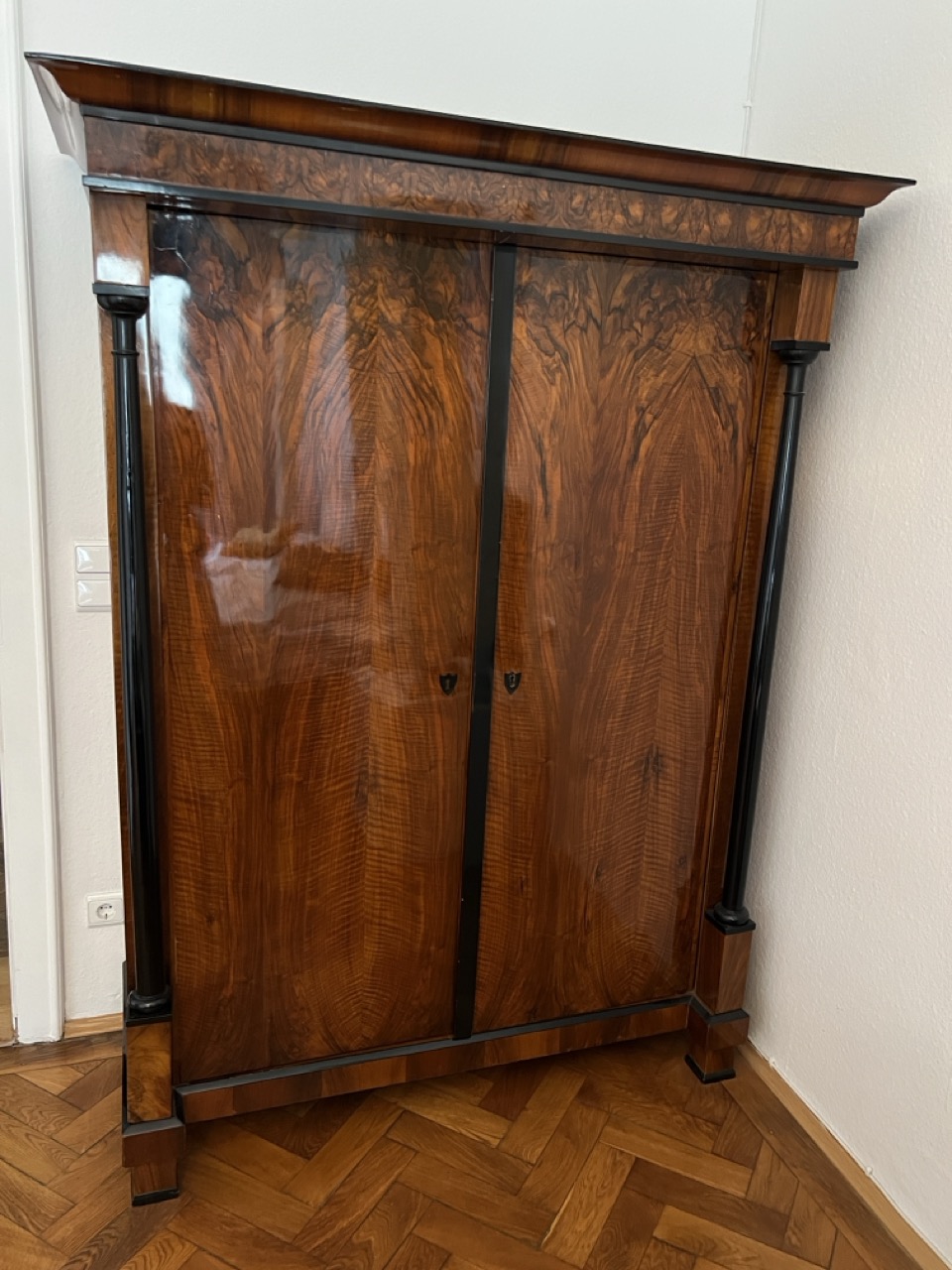 Biedermeier Schrank Nussbaumfurnier