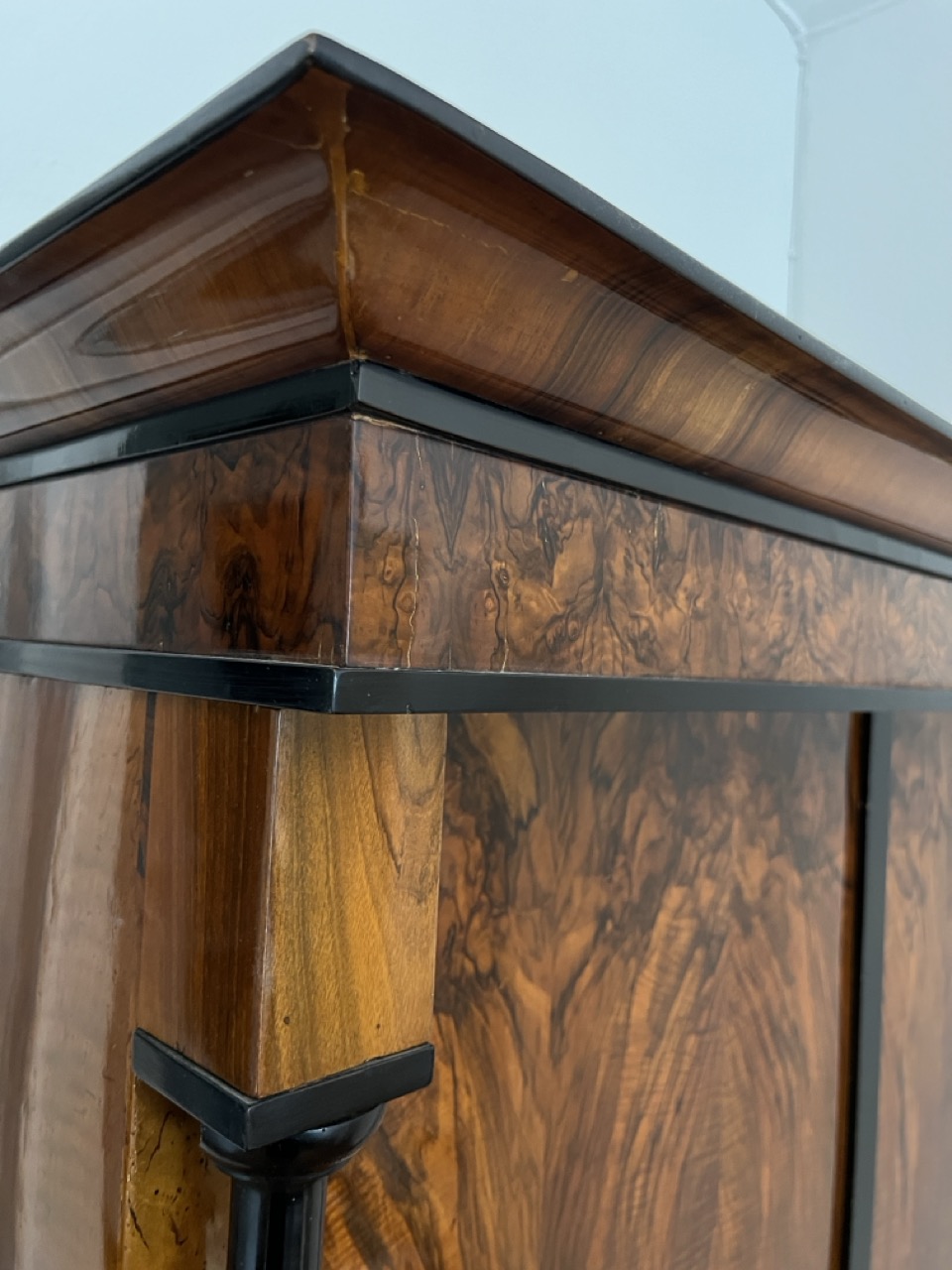 Biedermeier Schrank Nussbaumfurnier