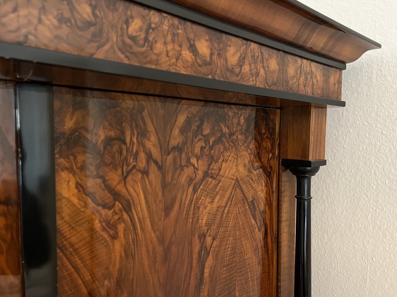 Biedermeier Schrank Nussbaumfurnier