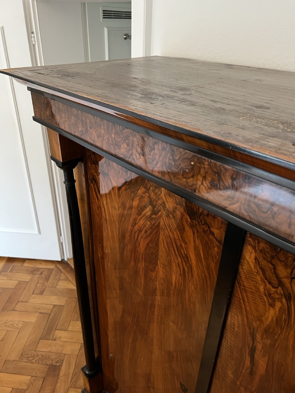 Biedermeier Schrank Nussbaumfurnier