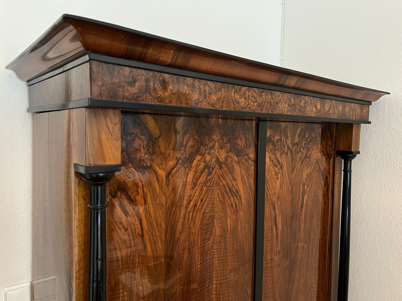 Biedermeier Schrank Nussbaumfurnier