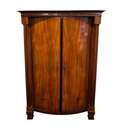 Biedemeier Schrank, Nussbaum, bombiert, Wien um 1825.