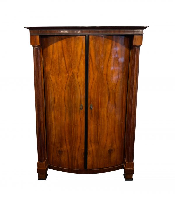 Biedemeier Schrank, Nussbaum, bombiert, Wien um 1825.