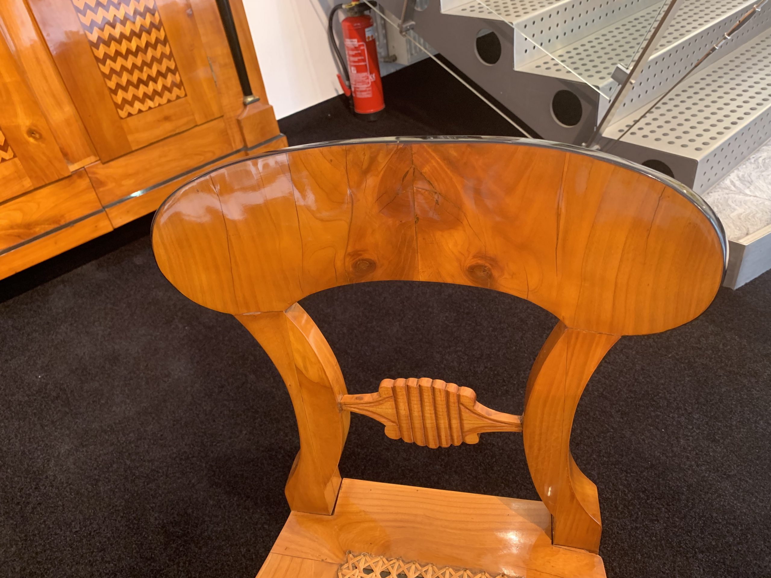 Biedermeier Brettstühle, Sechser Satz, Kirschbaum, 1820. Schaufeln furnier4