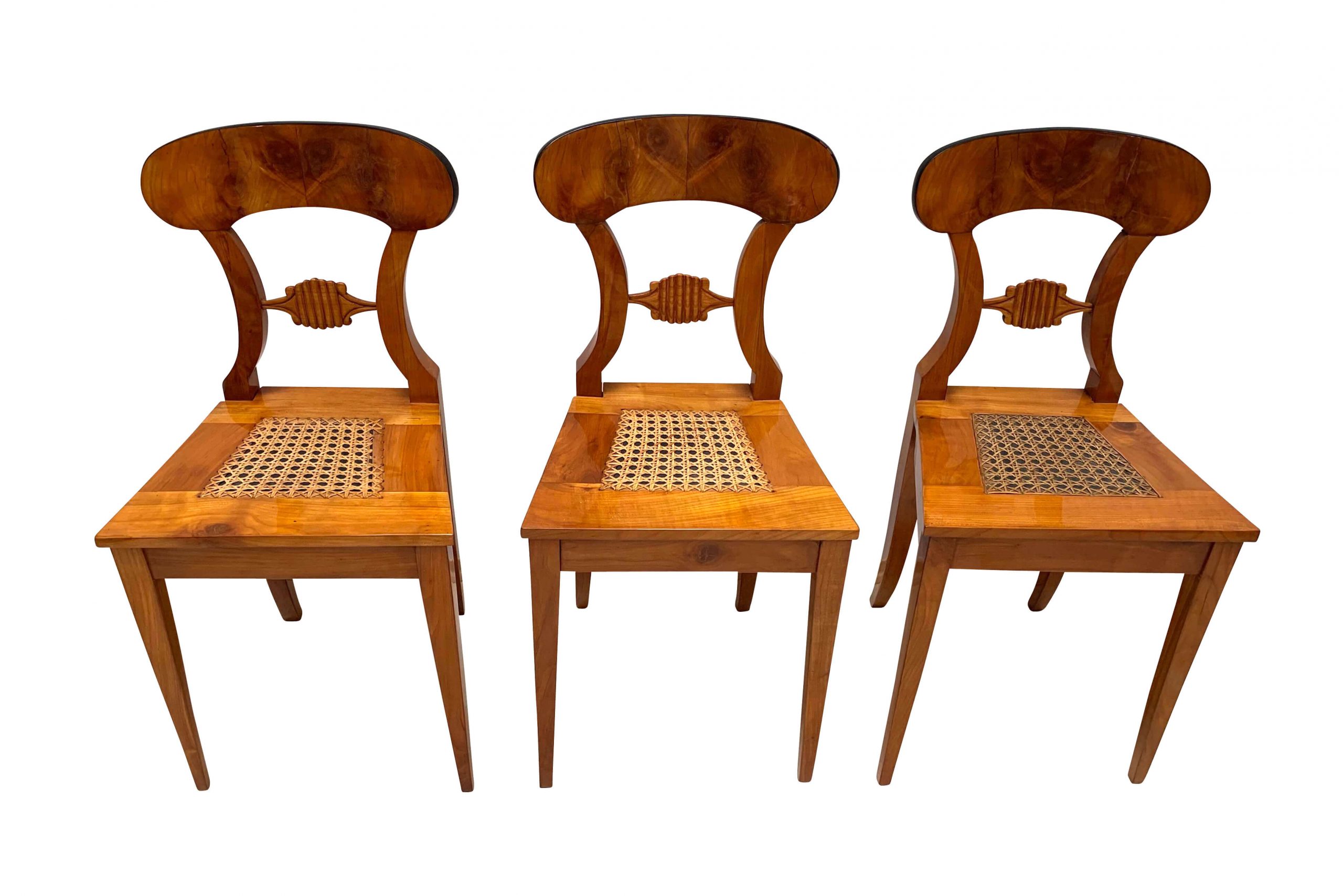 Biedermeier Brettstühle, Sechser Satz, Kirschbaum, 1820.3 Biedermeier Brettstühle, Sechser Satz, Kirschbaum, 1820.