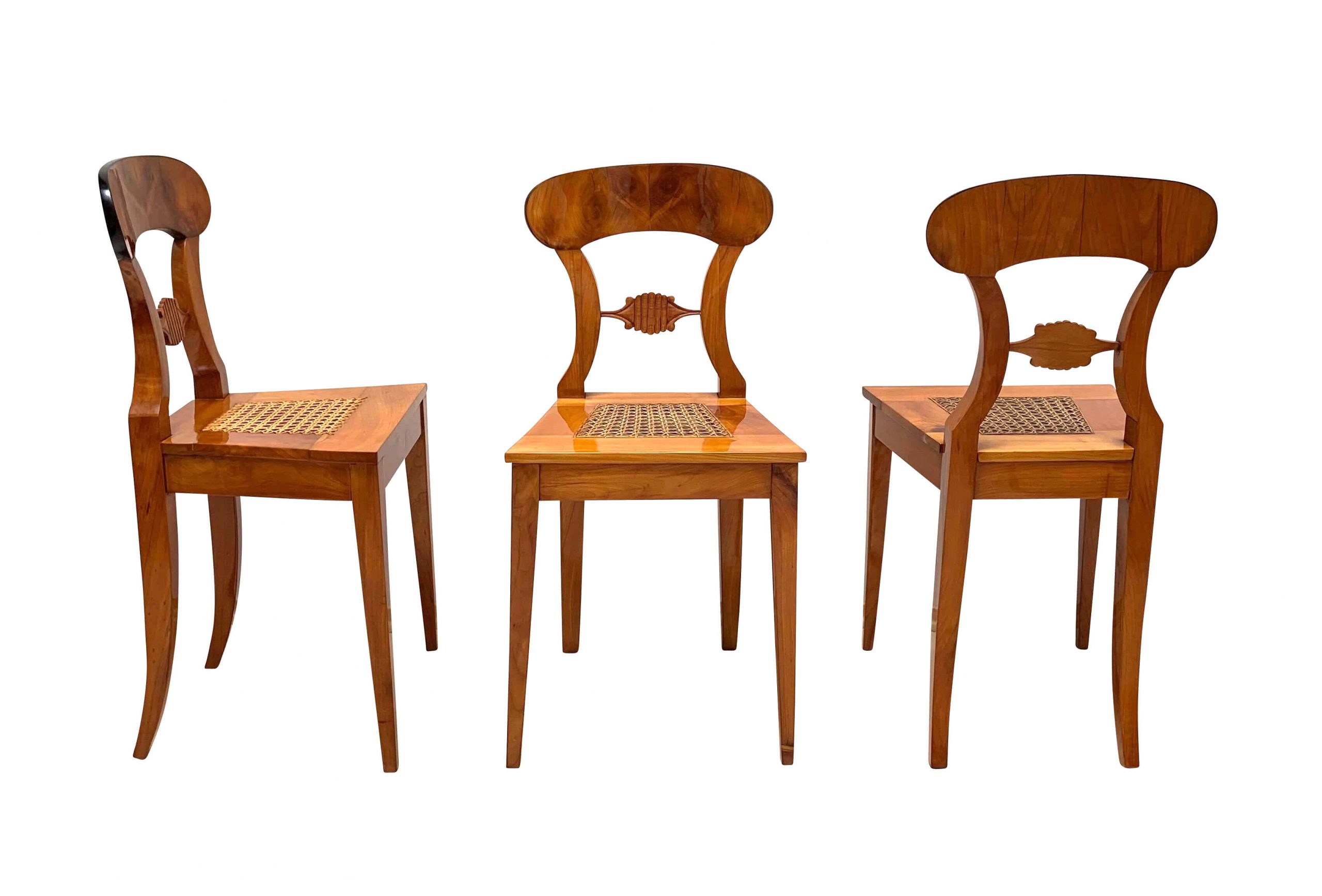 Biedermeier Brettstühle, Sechser Satz, Kirschbaum, 1820.5 Biedermeier Brettstühle, Sechser Satz, Kirschbaum, 1820.