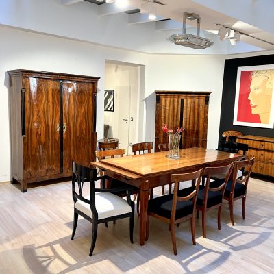 Coloneum Antik in Regensburg, März 2023. Lichtinnenhof mit Biedermeiermöbeln