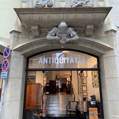 Eingang COLONEUM Antik