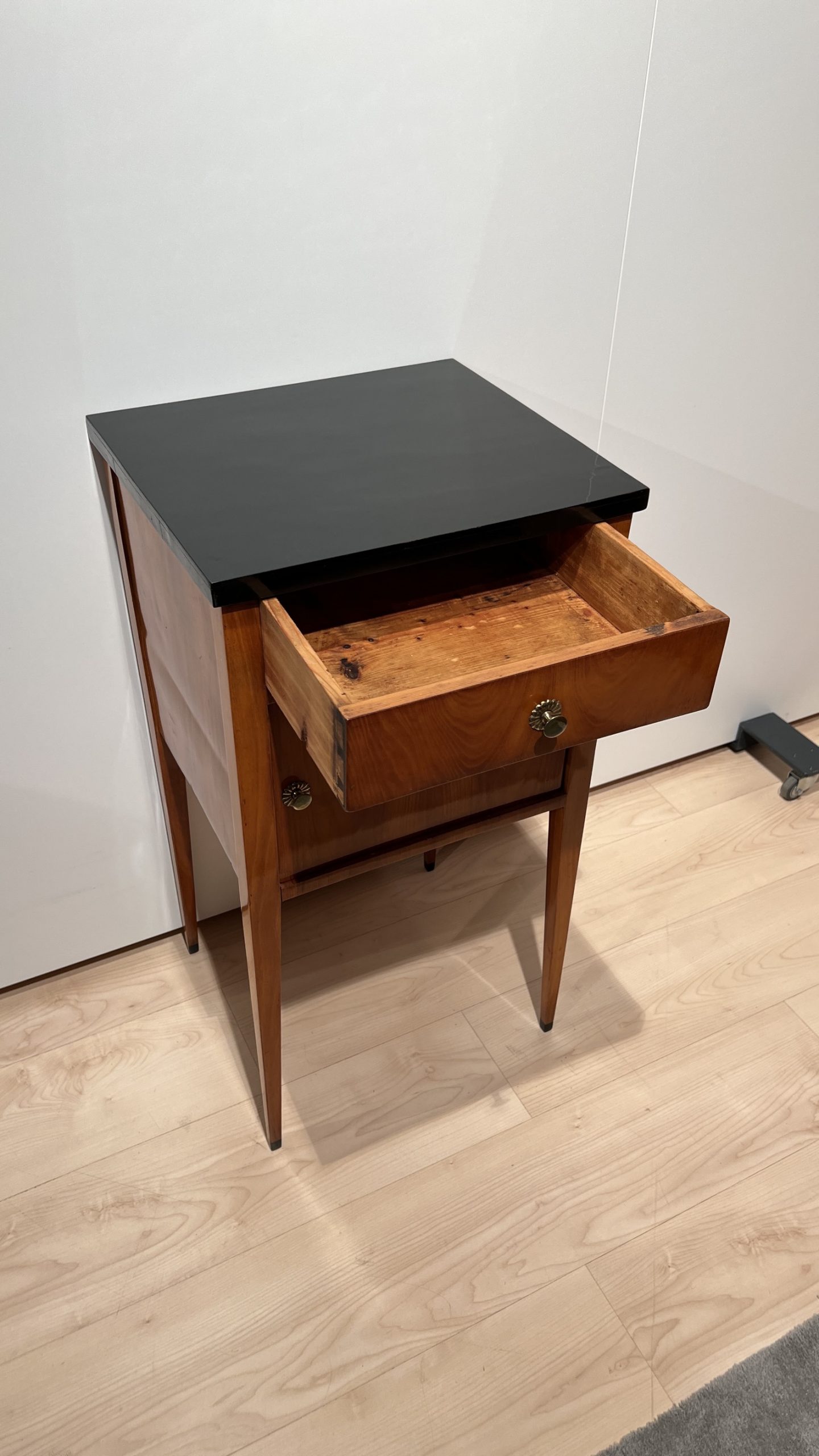 Biedermeier Kleinmöbel um 1820 in Kirschbaum