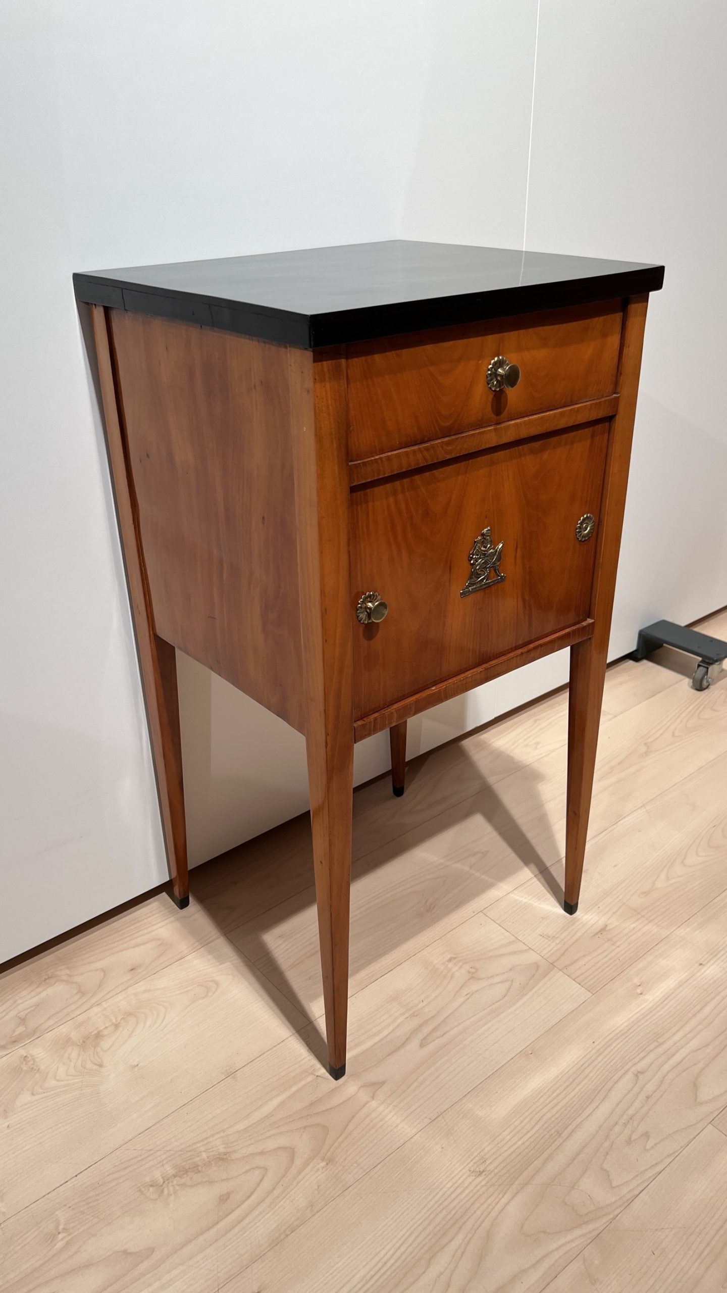Biedermeier Kleinmöbel um 1820 in Kirschbaum