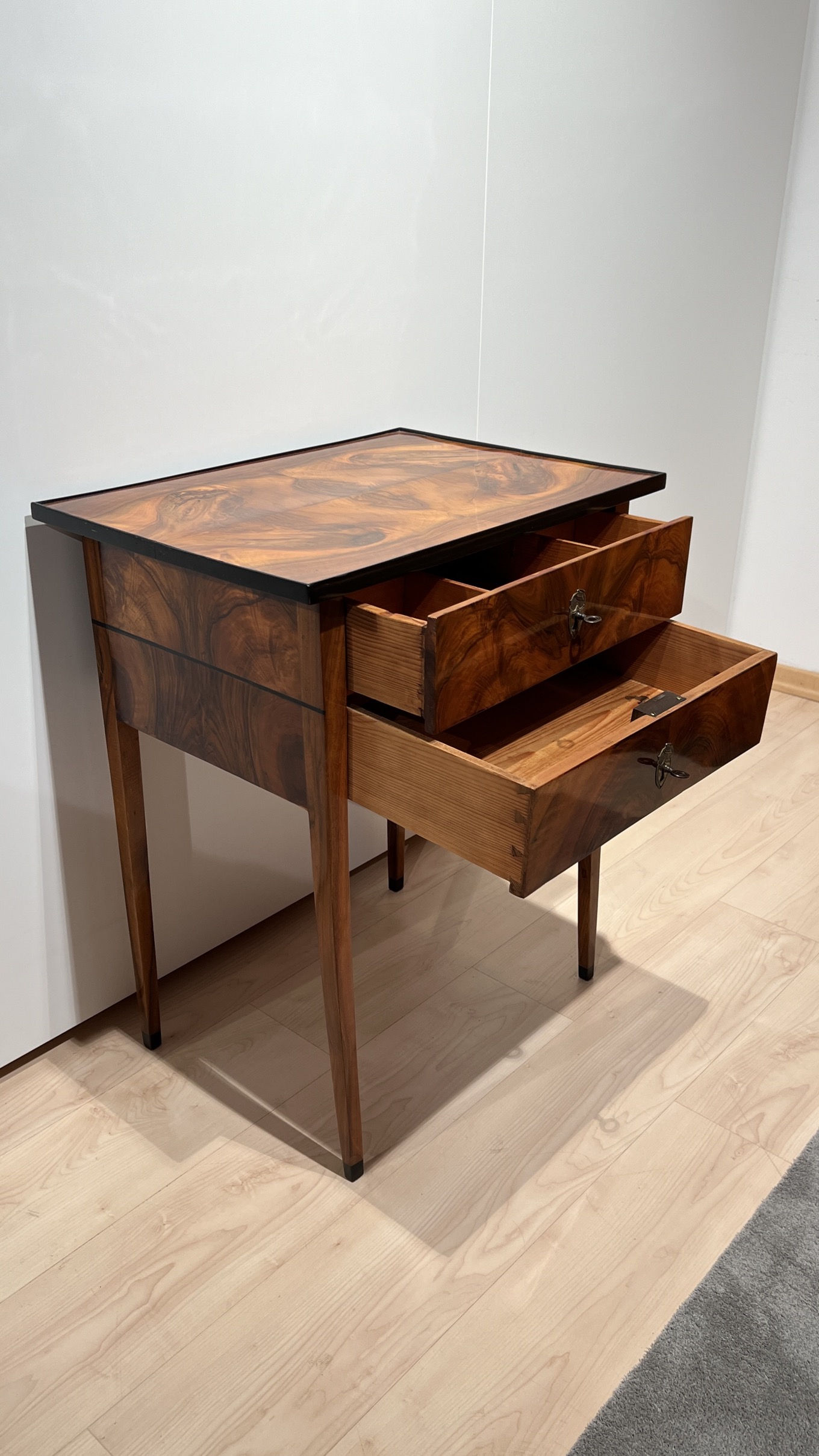 Biedermeier Kleinmöbel um 1820 in Nussbaum