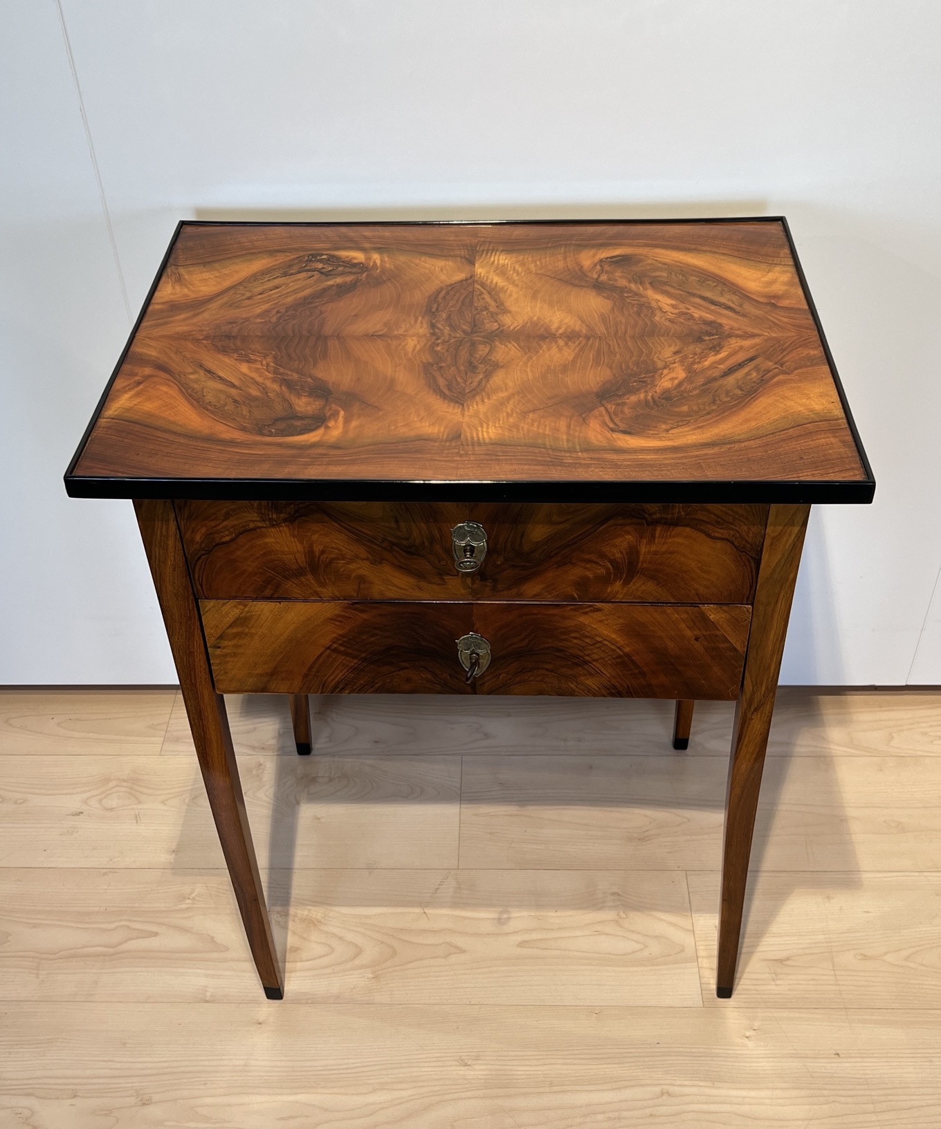Biedermeier Kleinmöbel um 1820 in Nussbaum