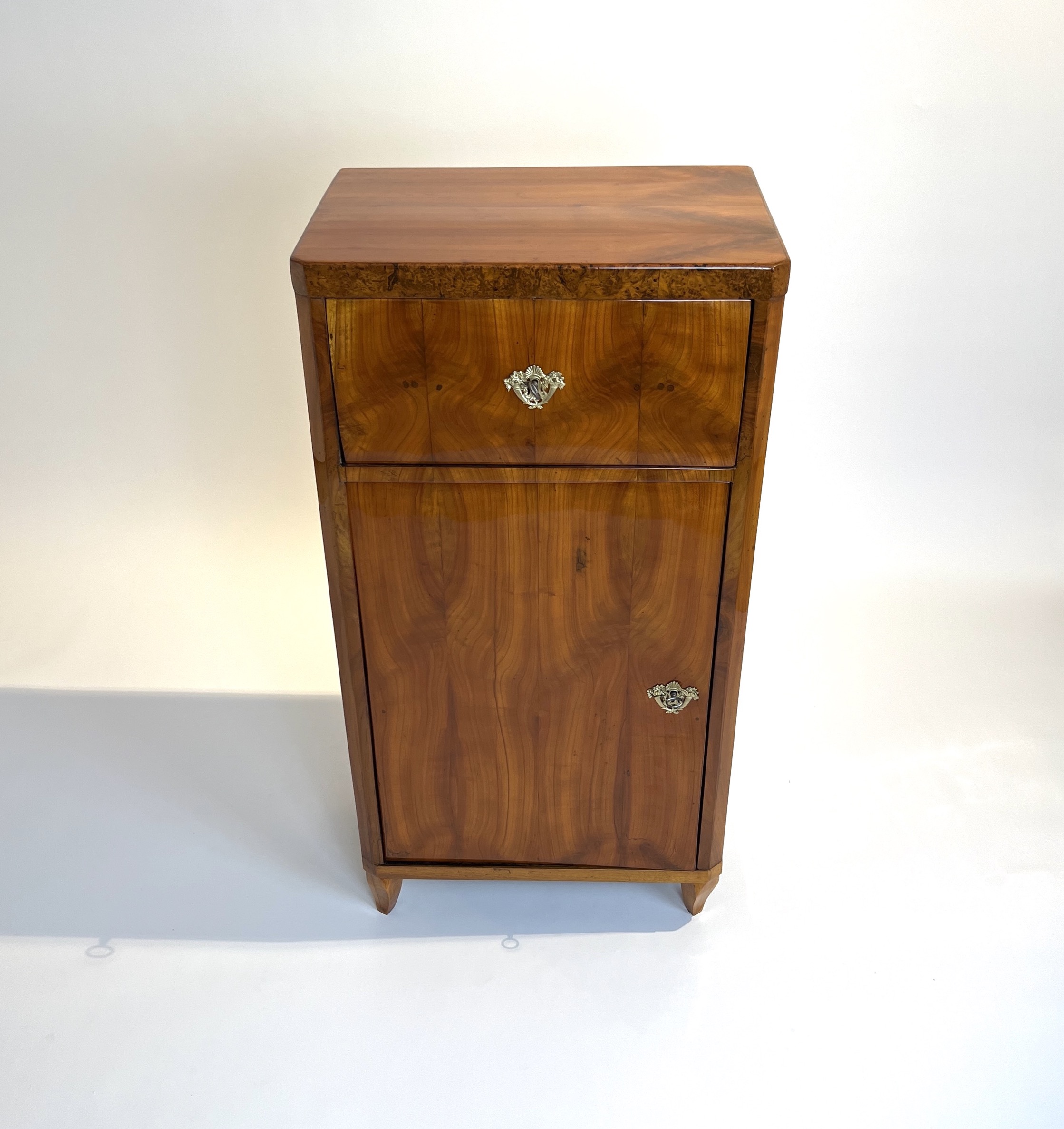 Biedermeier Pfeilerschänkchen, Kirschbaum