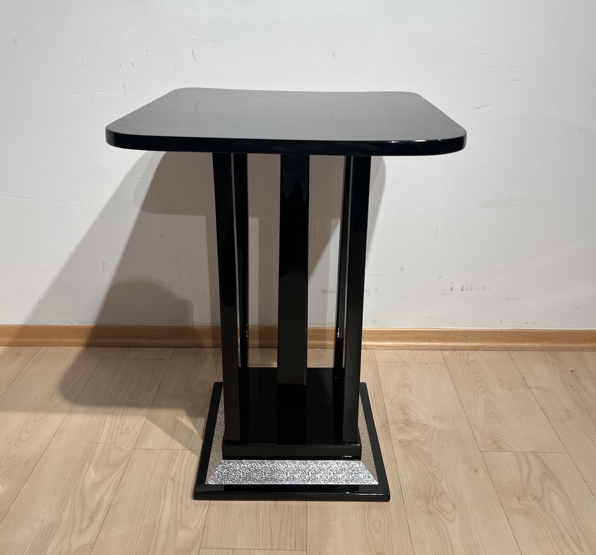 Eckiger Jugendstil Tisch, Schwarzlack