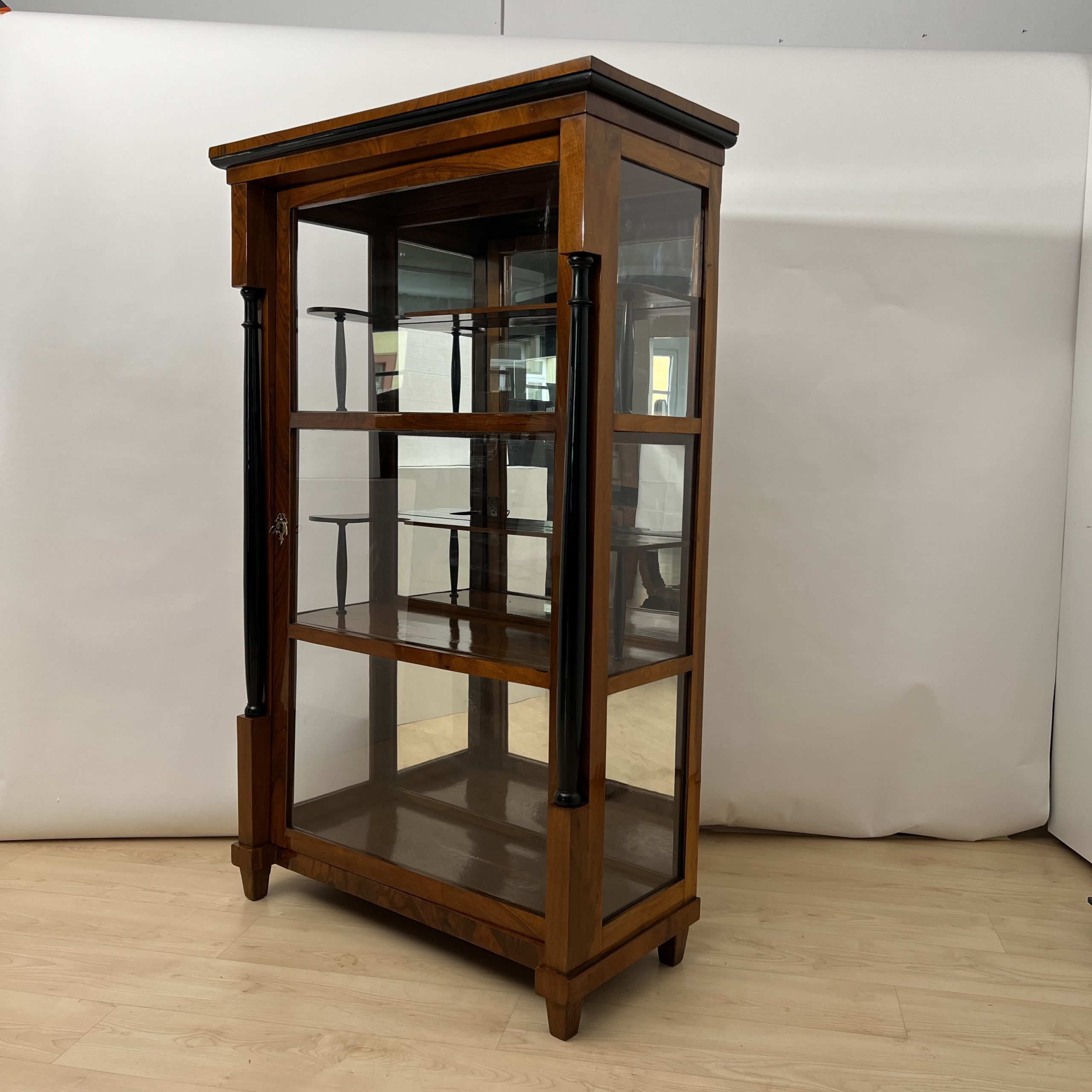 Biedermeier Vitrine, Nussbaum, 3-Seitig Verglast, Süddeutsch um 1830