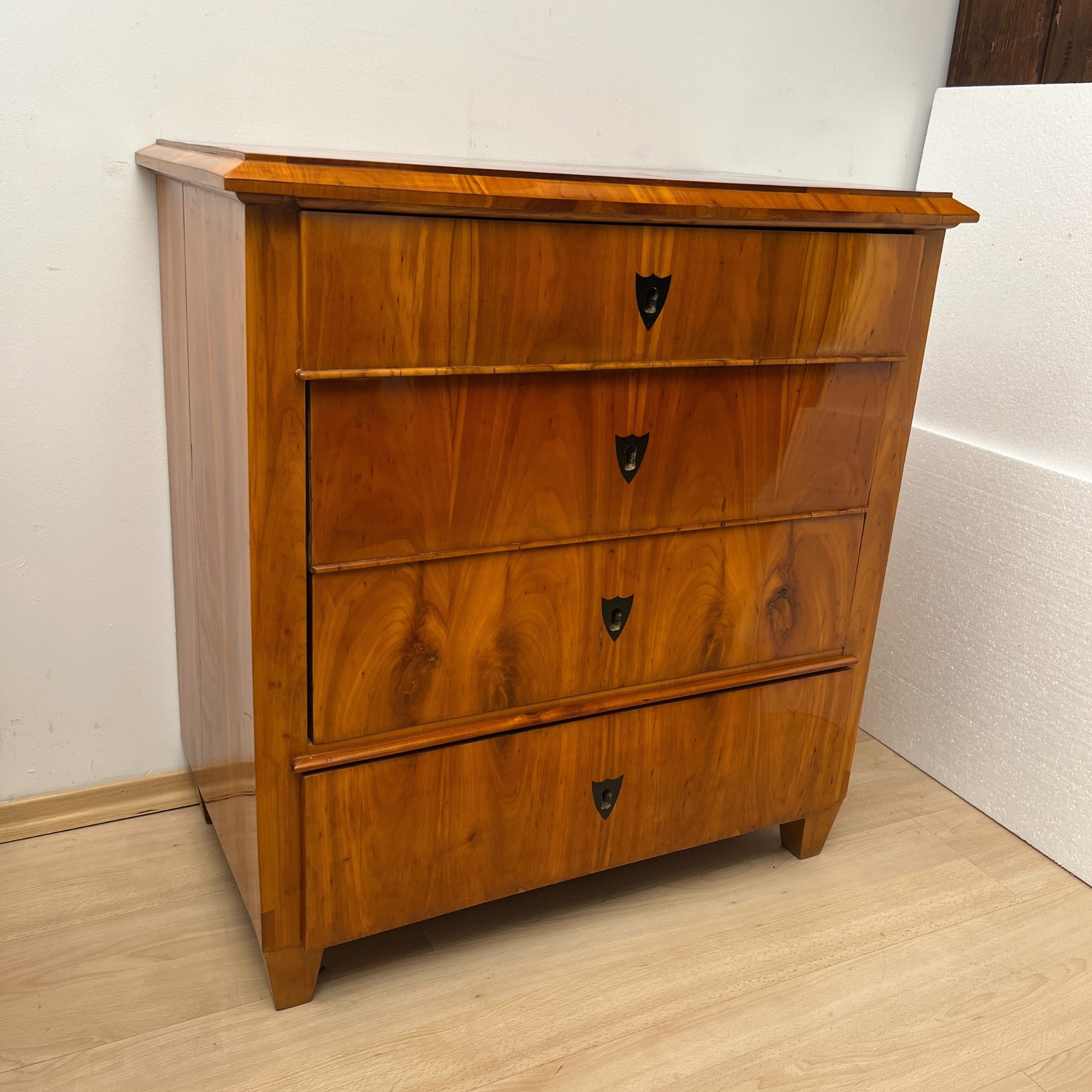 Kleine Biedermeier Kommode Kirschbaum.4