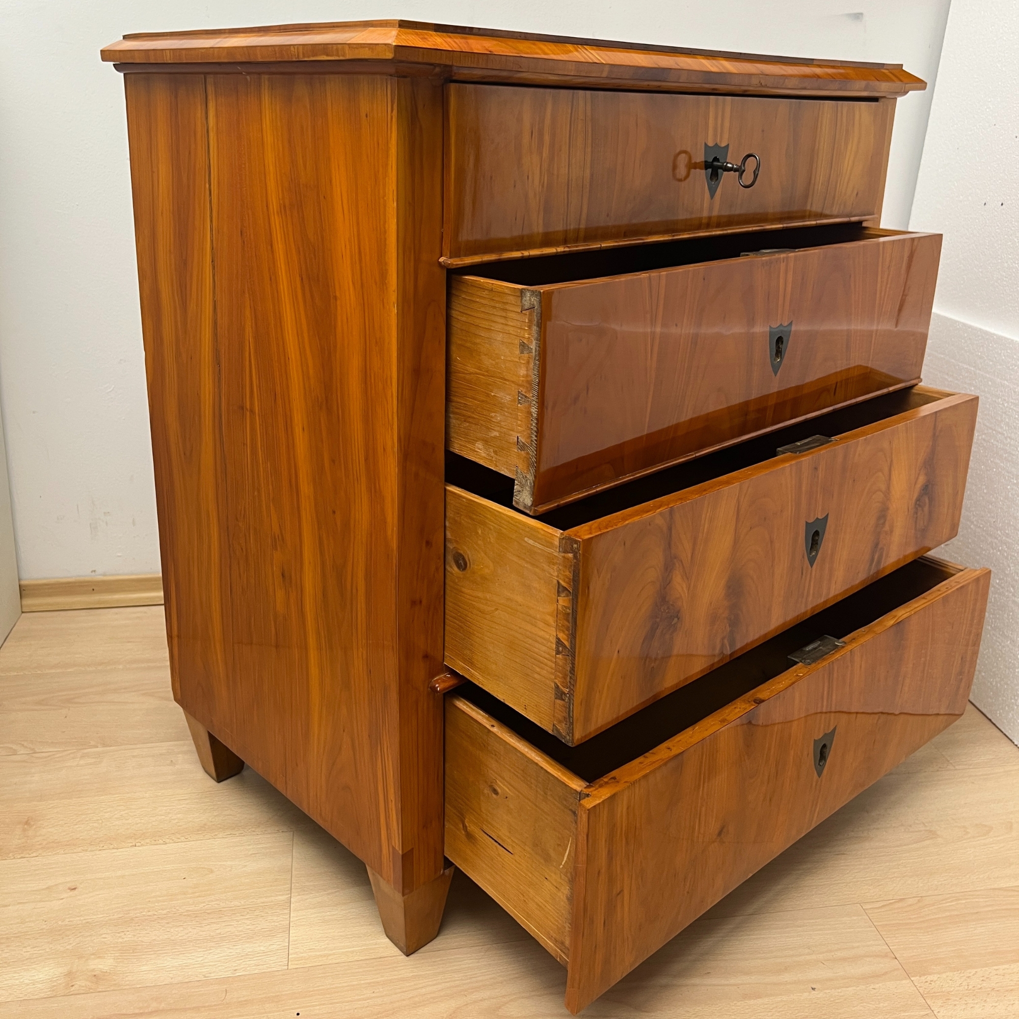 Kleine Biedermeier Kommode Kirschbaum.6