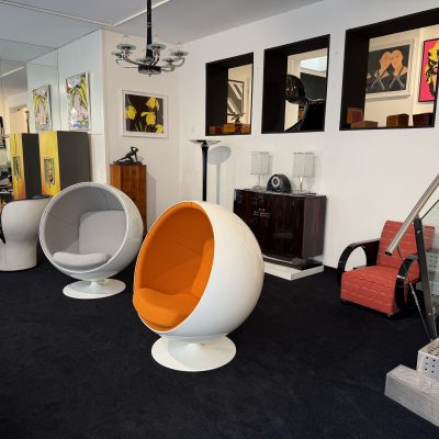 COLONEUM Design, Regensburg - Asko Ball Chairs im Schaufenster