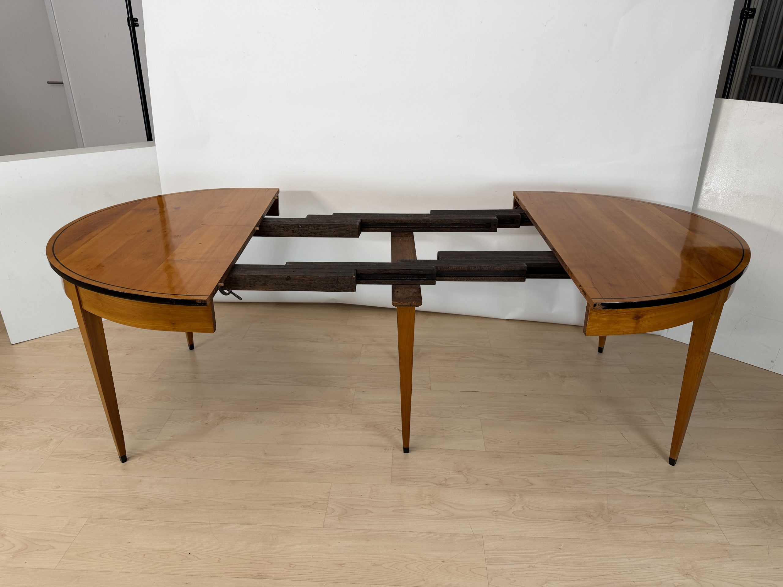 Biedermeier Ausziehtisch, Kirschbaum.22 Biedermeier Ausziehtisch, Kirschbaum